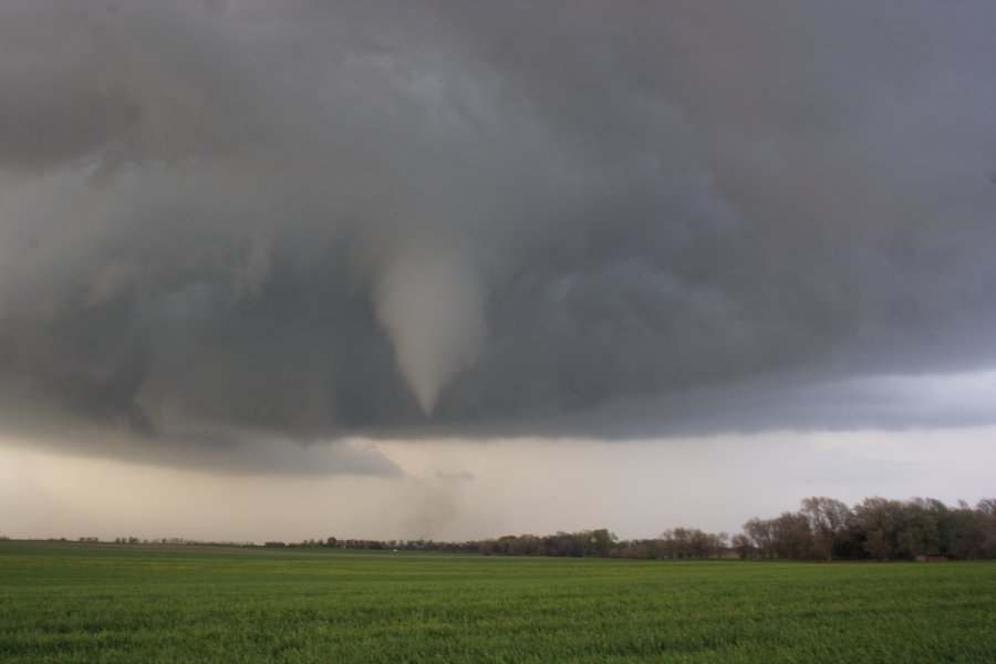 tornadoes funnel_tornado_waterspout : Nickerson, Kansas, USA   24 April 2007