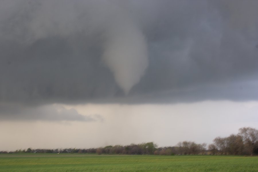 tornadoes funnel_tornado_waterspout : Nickerson, Kansas, USA   24 April 2007