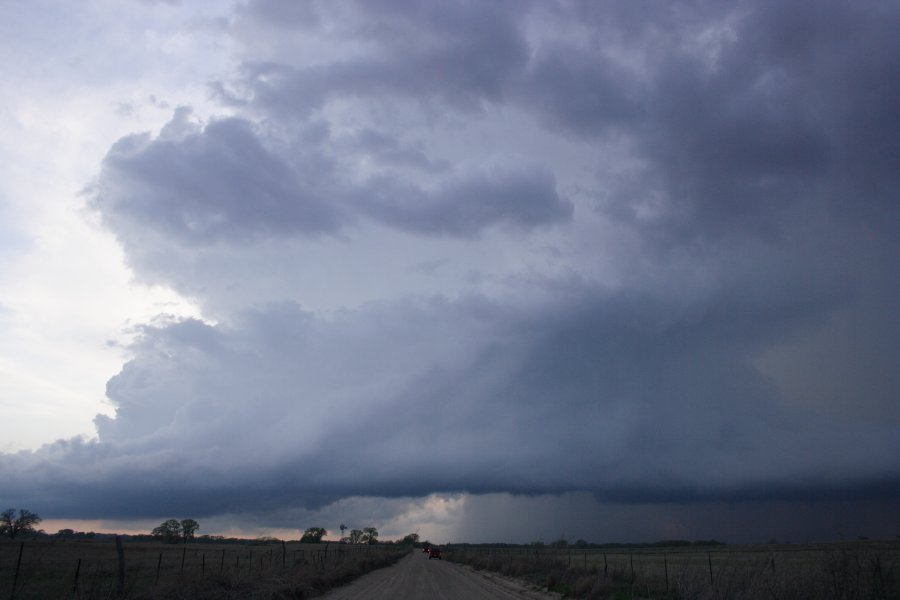 cumulonimbus supercell_thunderstorm : Nickerson, Kansas, USA   24 April 2007