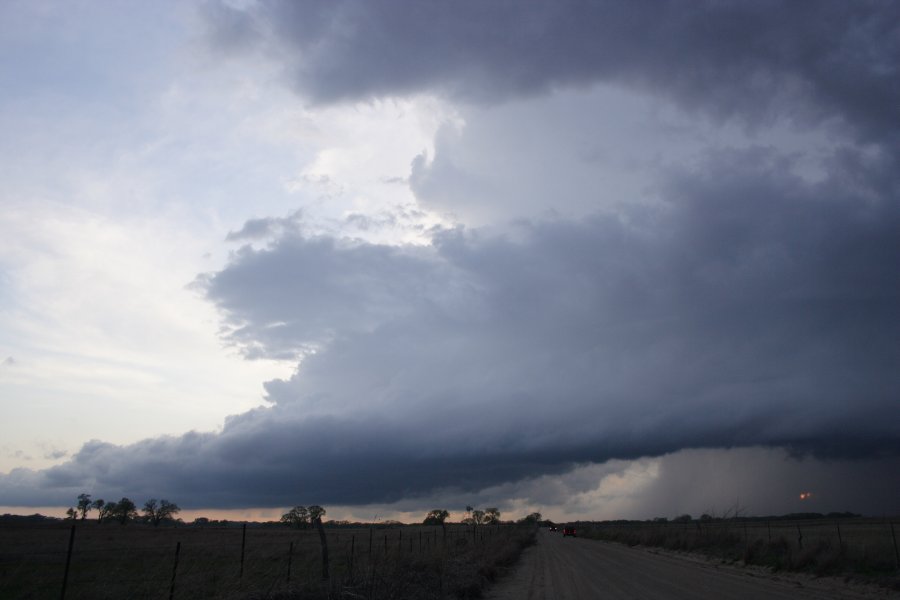 cumulonimbus supercell_thunderstorm : Nickerson, Kansas, USA   24 April 2007