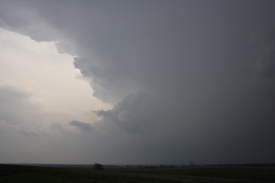 cumulonimbus supercell_thunderstorm : SE of Meade, Kansas, USA   5 May 2007