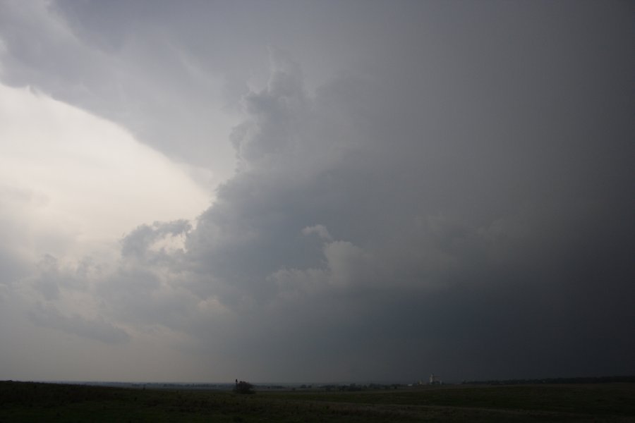 cumulonimbus supercell_thunderstorm : SE of Meade, Kansas, USA   5 May 2007