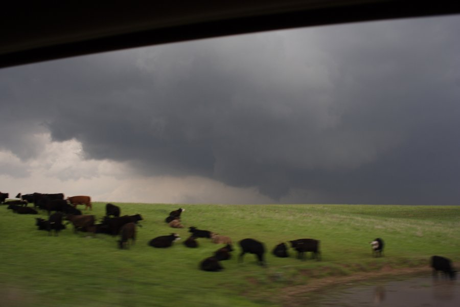 cumulonimbus supercell_thunderstorm : SW of Pratt, Kansas, USA   5 May 2007