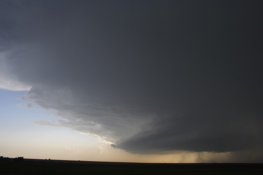 cumulonimbus supercell_thunderstorm : E of St Peters, Kansas, USA   22 May 2007