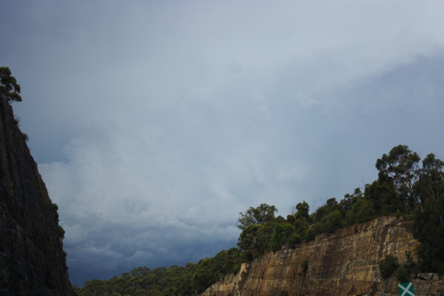 updraft thunderstorm_updrafts : F3 Freeway, NSW   9 December 2007